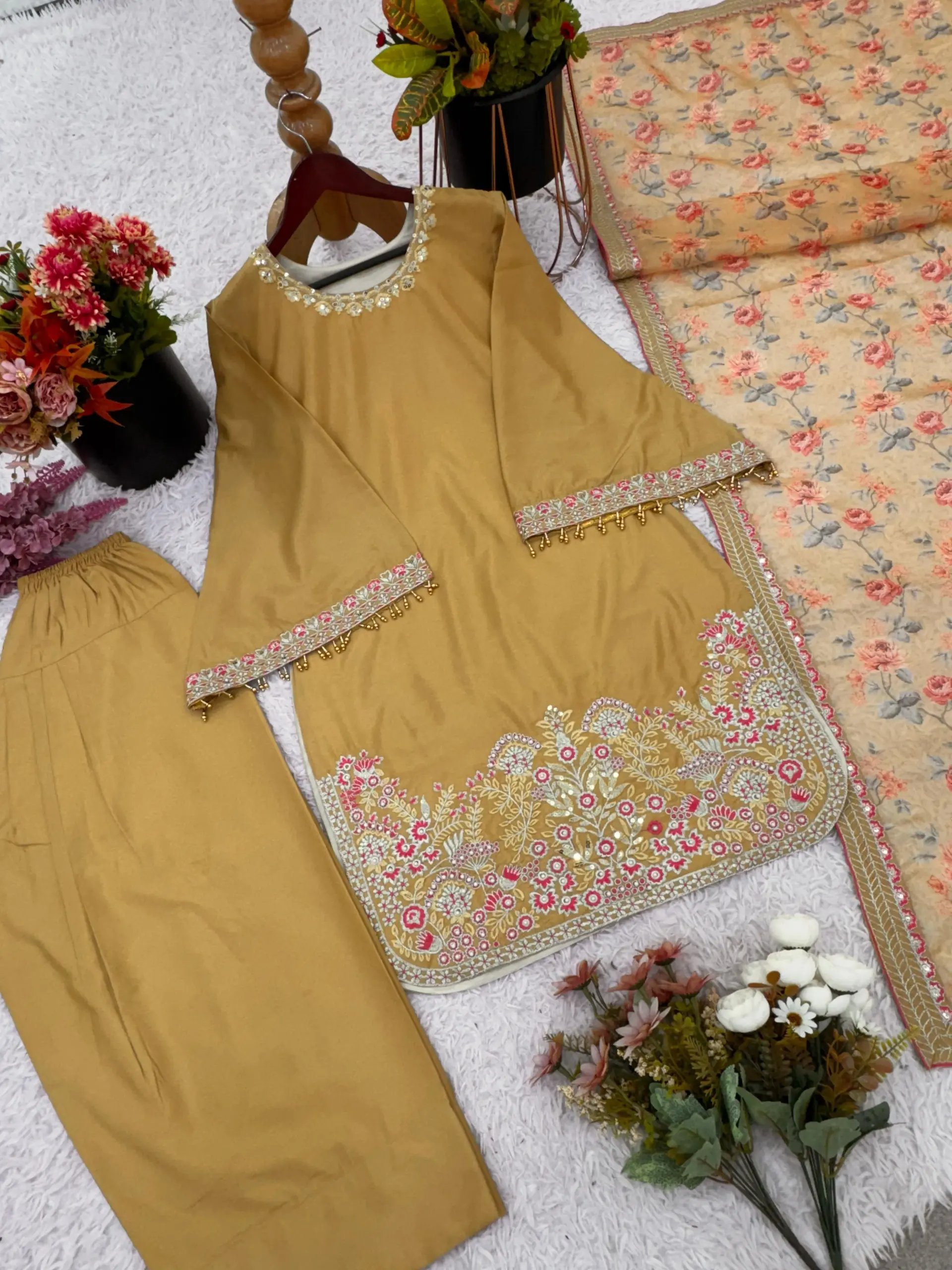Trending Pakistani Suit Farsi Salwar