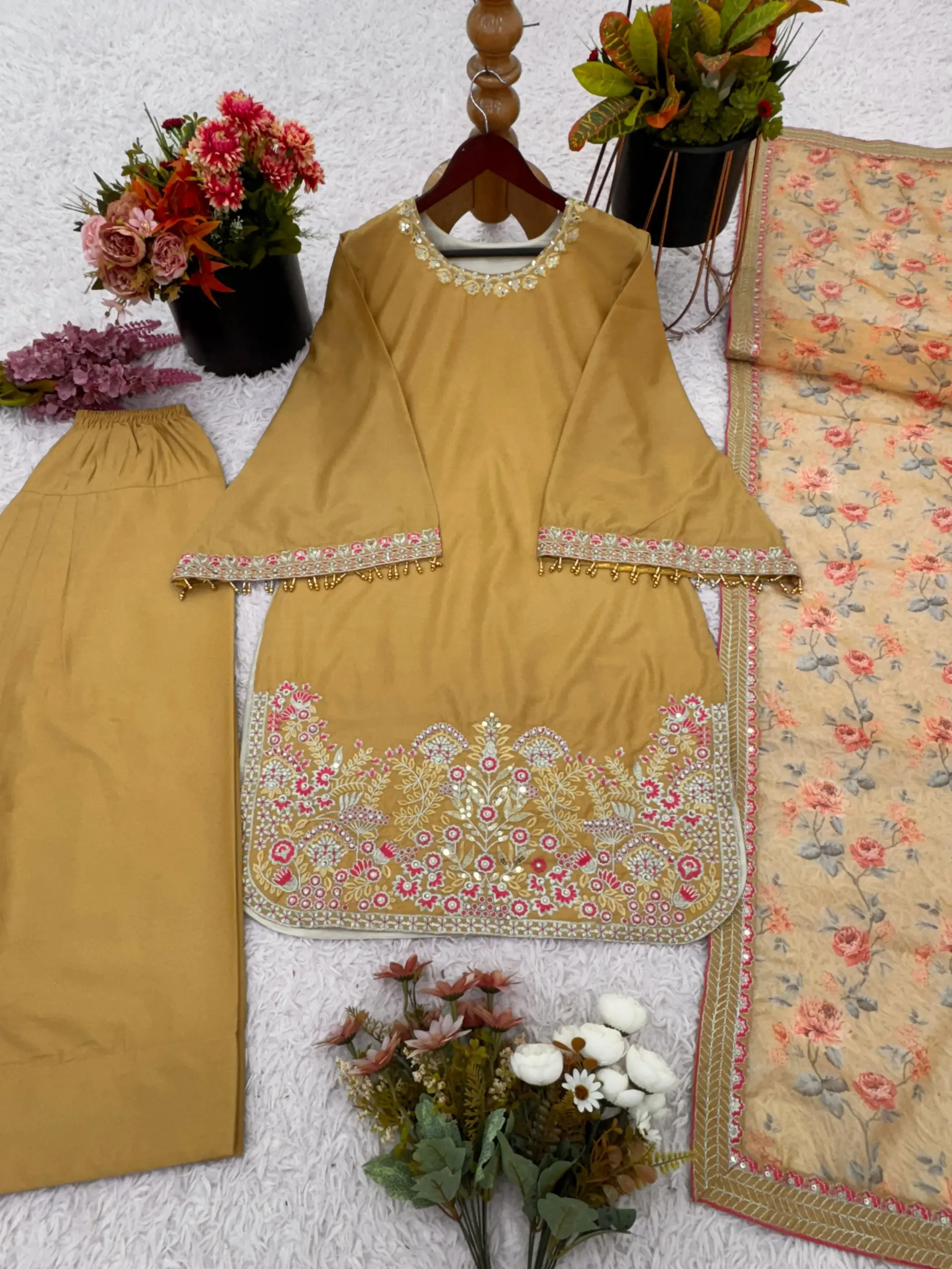 Trending Pakistani Suit Farsi Salwar