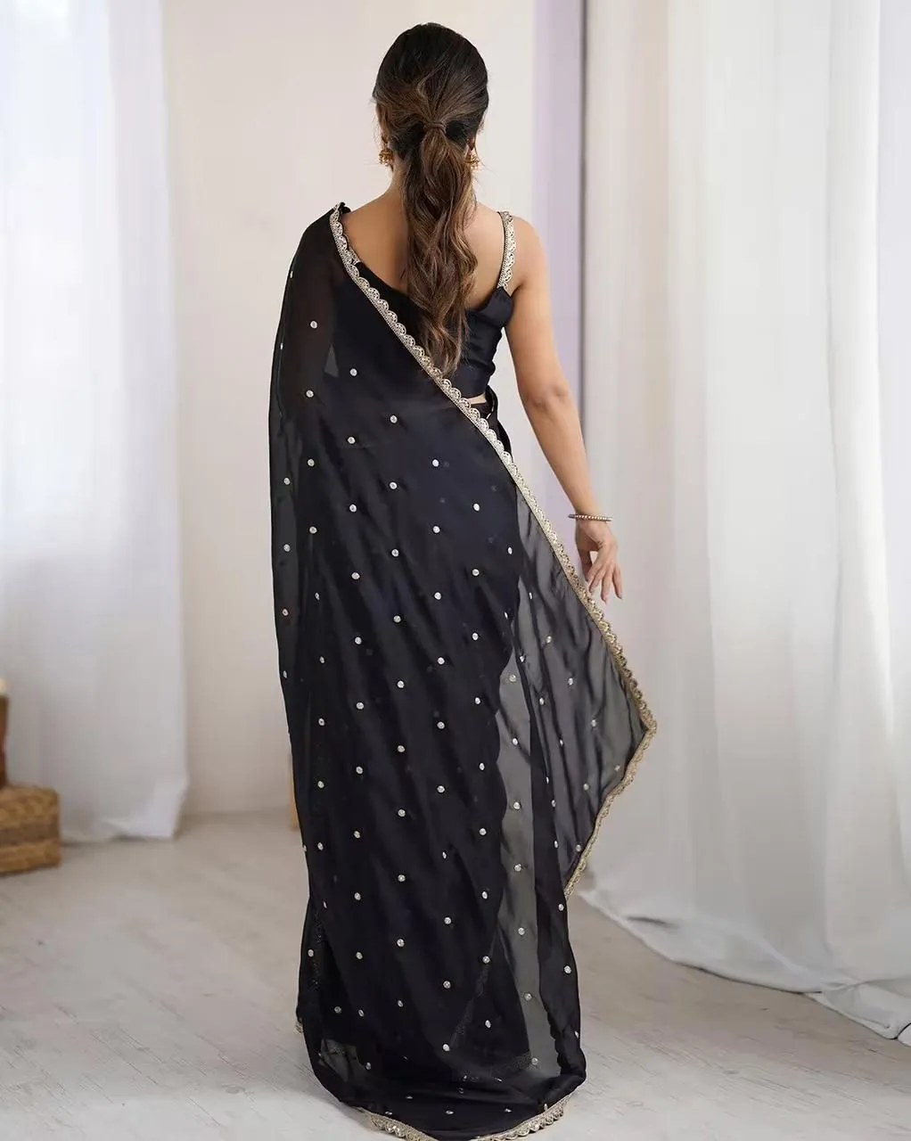 Stylish Border Wedding Saree Under1000