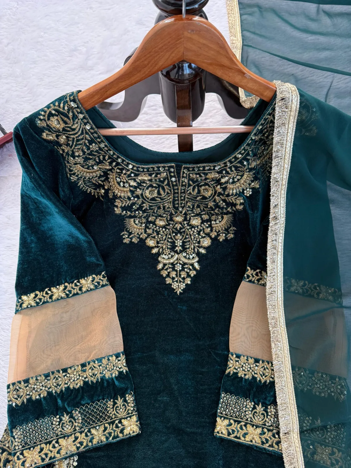 Jannat Movie Star Sonal Chauhan Inspired Farsi Salwar Suit