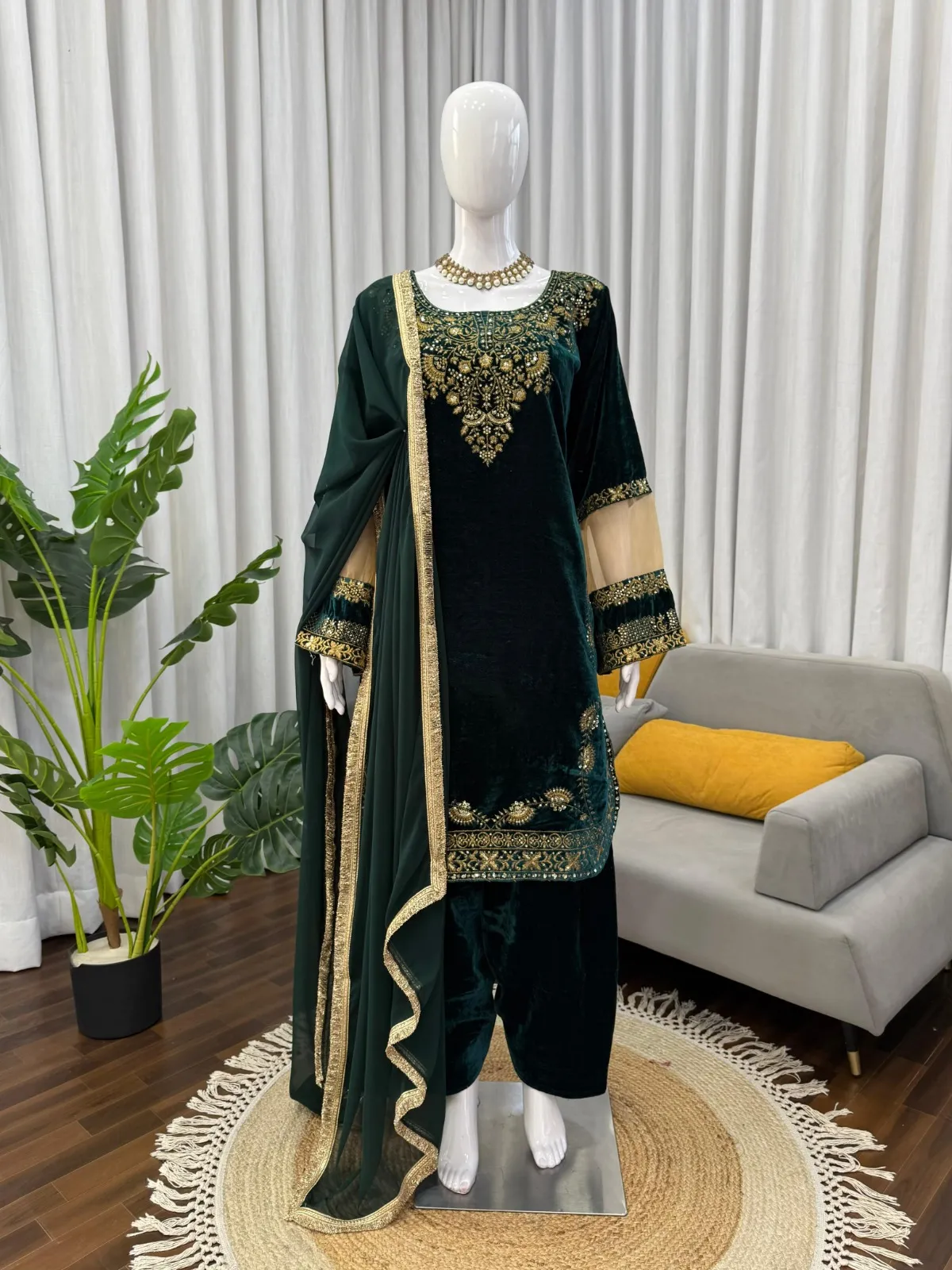 Jannat Movie Star Sonal Chauhan Inspired Farsi Salwar Suit