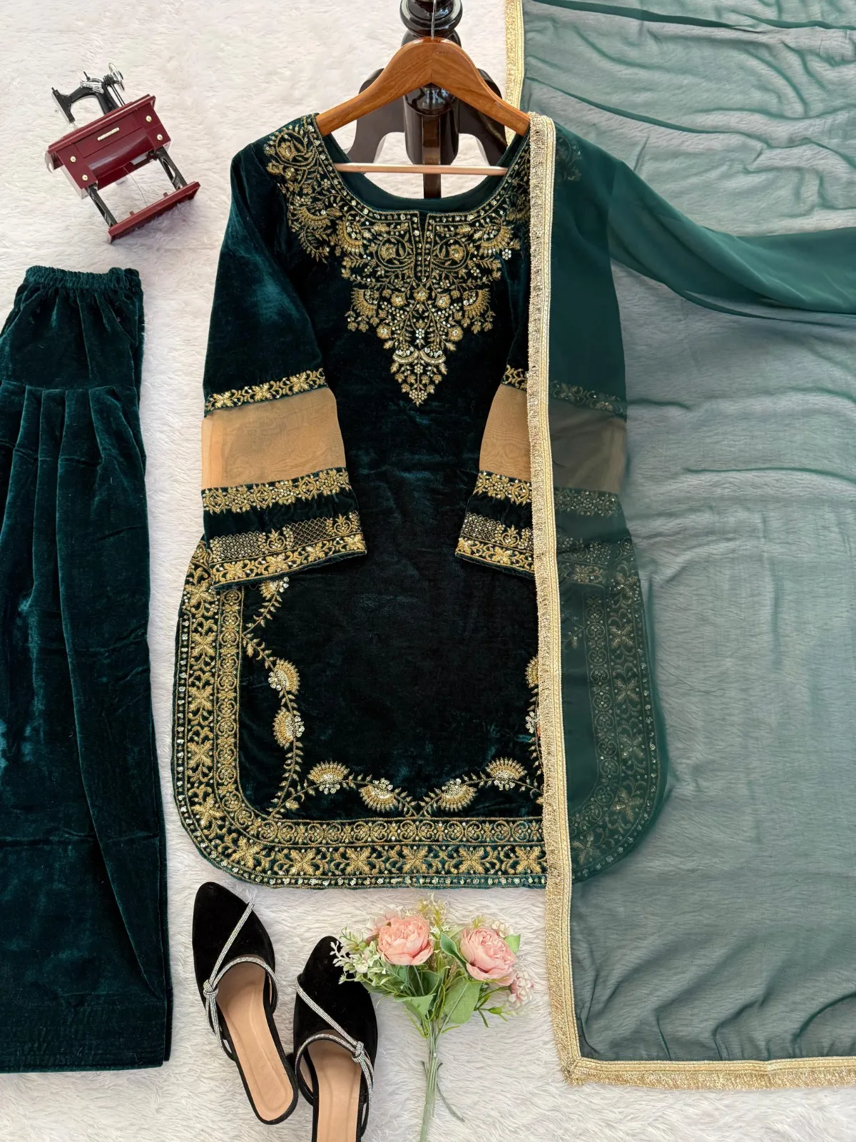 Jannat Movie Star Sonal Chauhan Inspired Farsi Salwar Suit