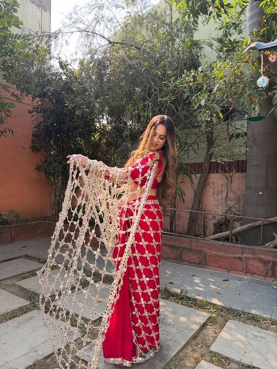red-Viral-mirror-saree.j