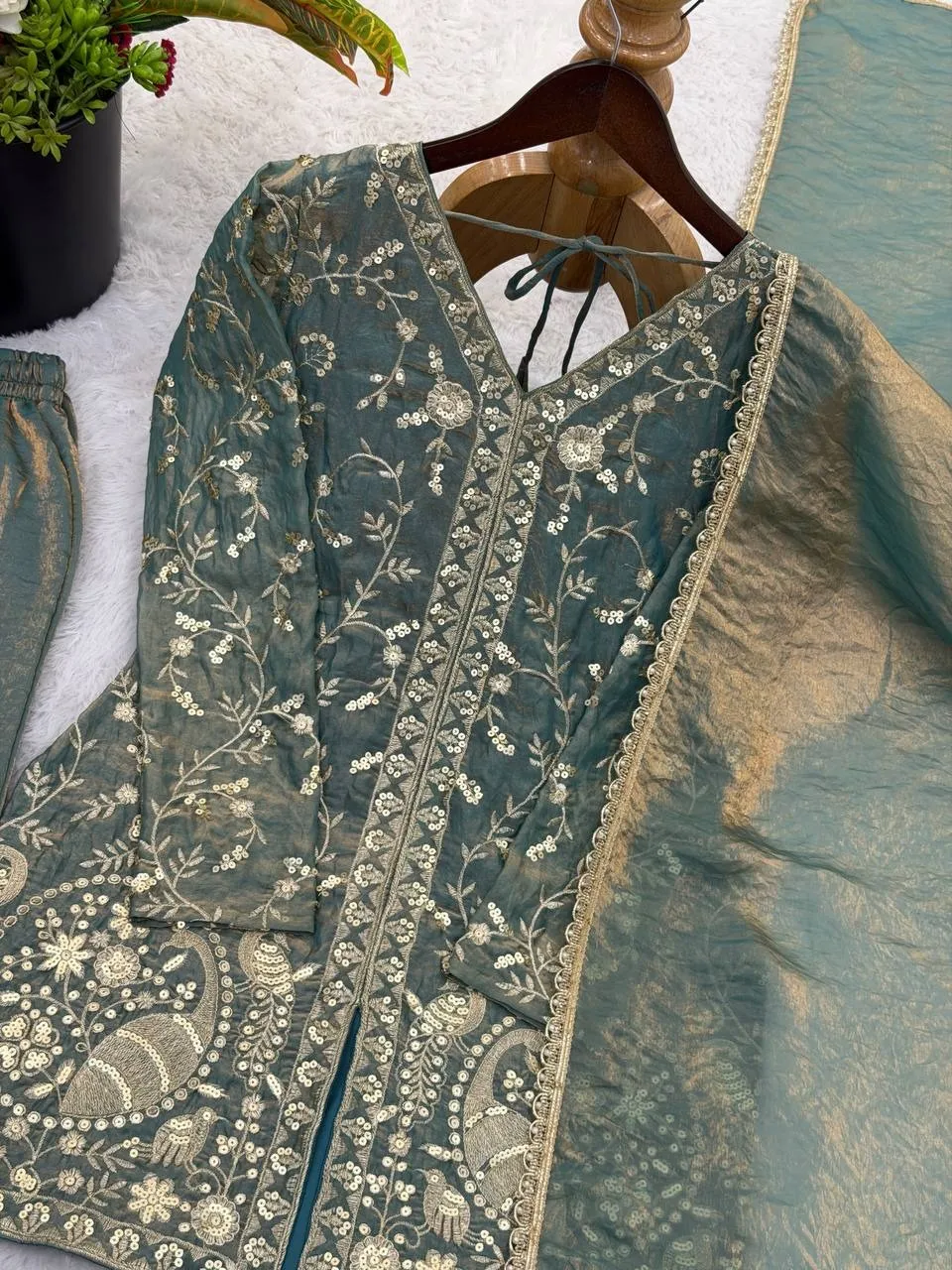 Peacock Embroidery Short Shirt Suit