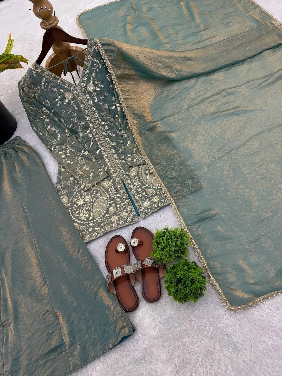 Peacock Embroidery Short Shirt Suit